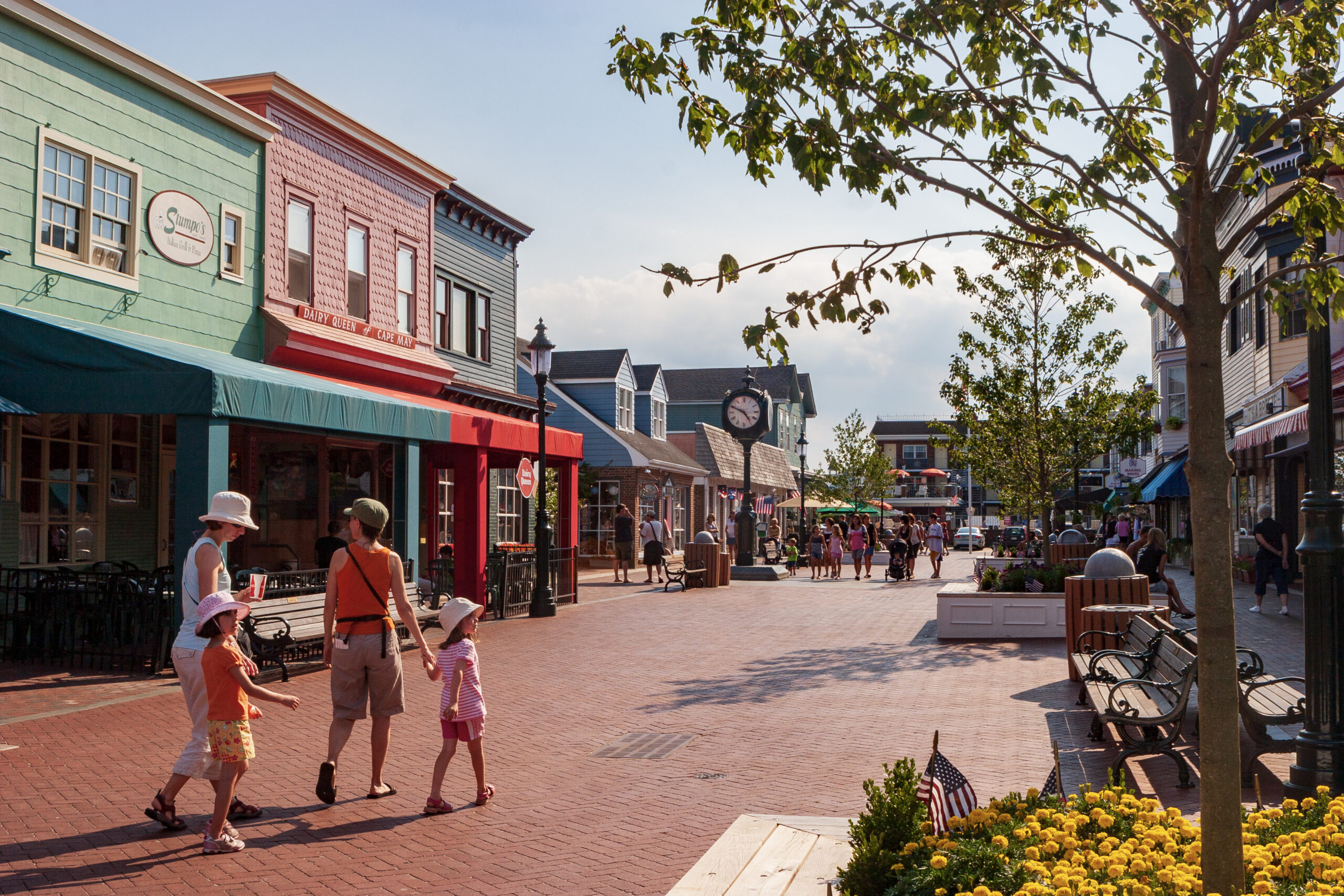 Cape May, NJ, USA: Tourists walk through Washington Street Mall, lined with specialy boutiques, eateries and shops. Cape May is considered one of the most beautiful towns in the US.